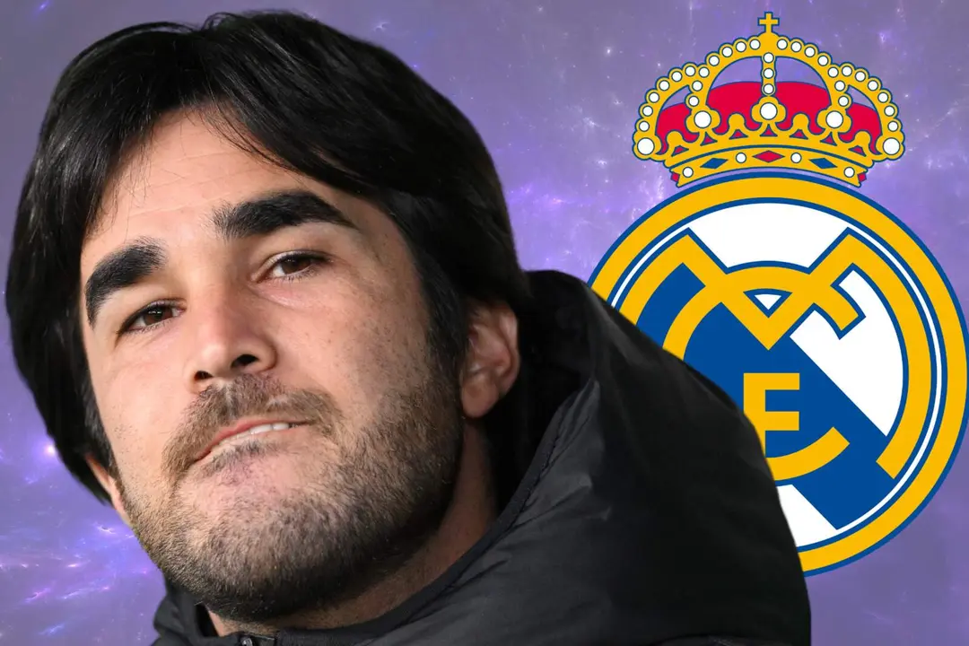 Pere Romeu junto al escudo del Real Madrid.