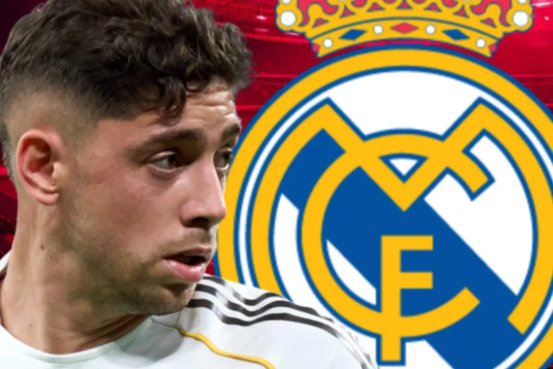 Fede Valverde junto al escudo del Real Madrid.