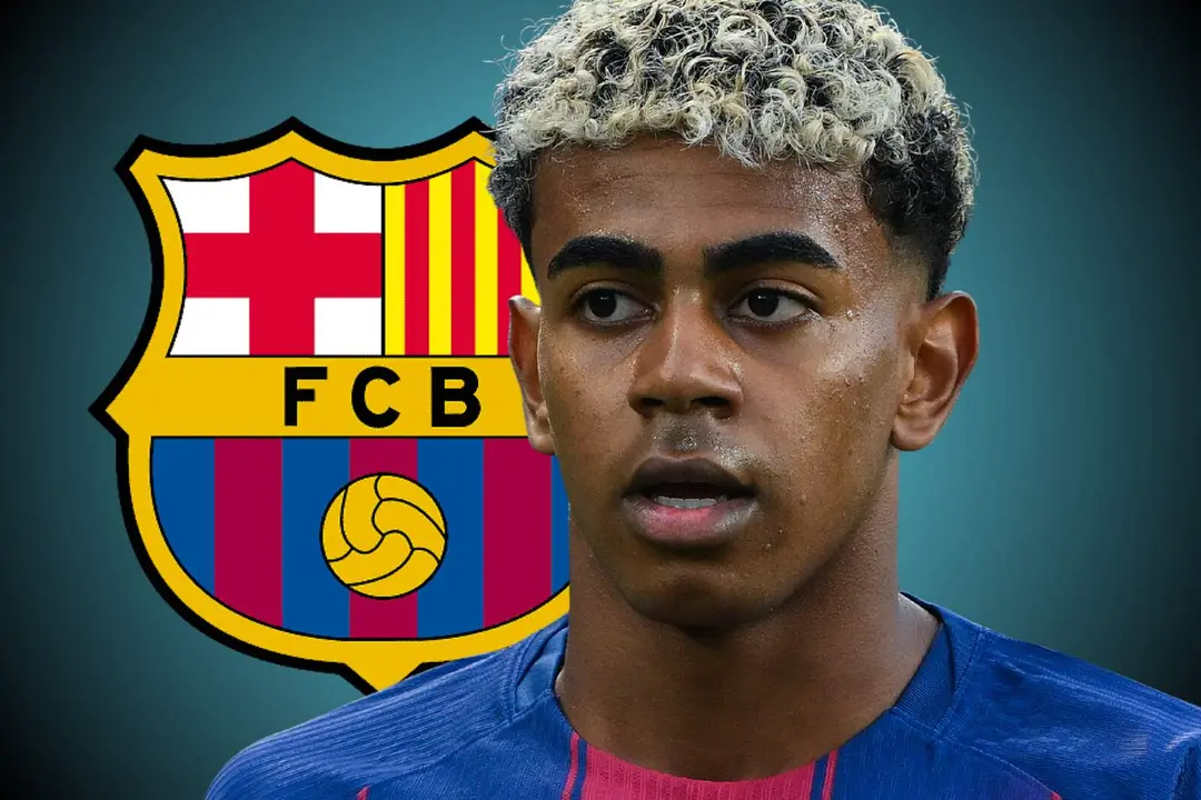 Lamine Yamal junto al escudo del FC Barcelona.