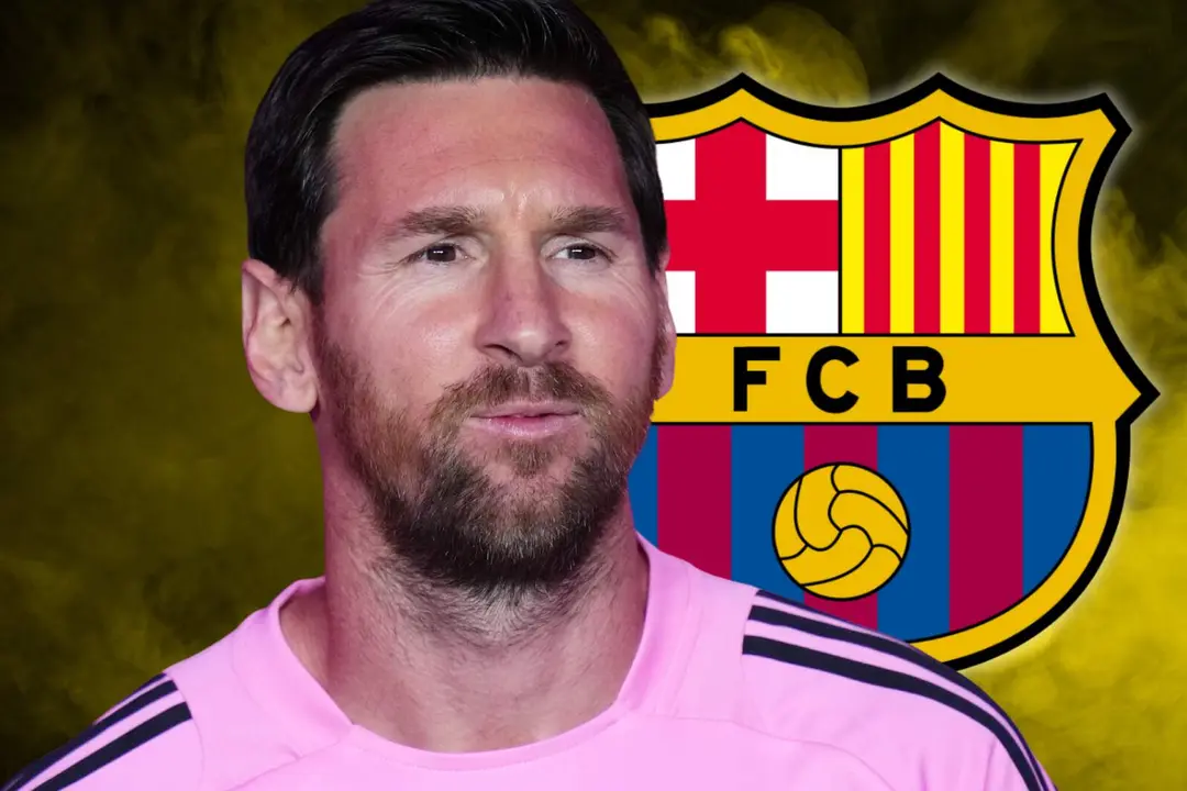 Leo Messi junto al escudo del FC Barcelona.