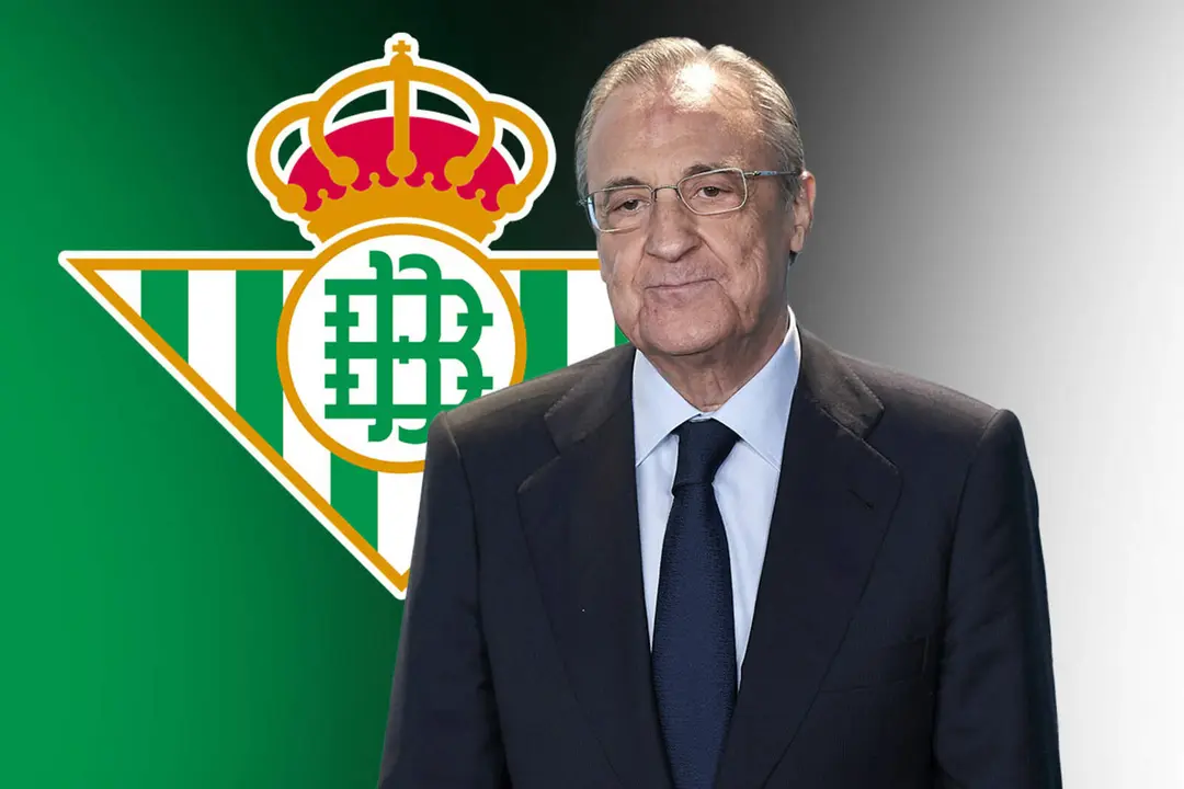 Florentino frente al escudo del Real Betis