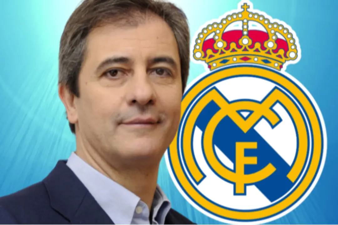 Manolo Lama frente al escudo del Real Madrid