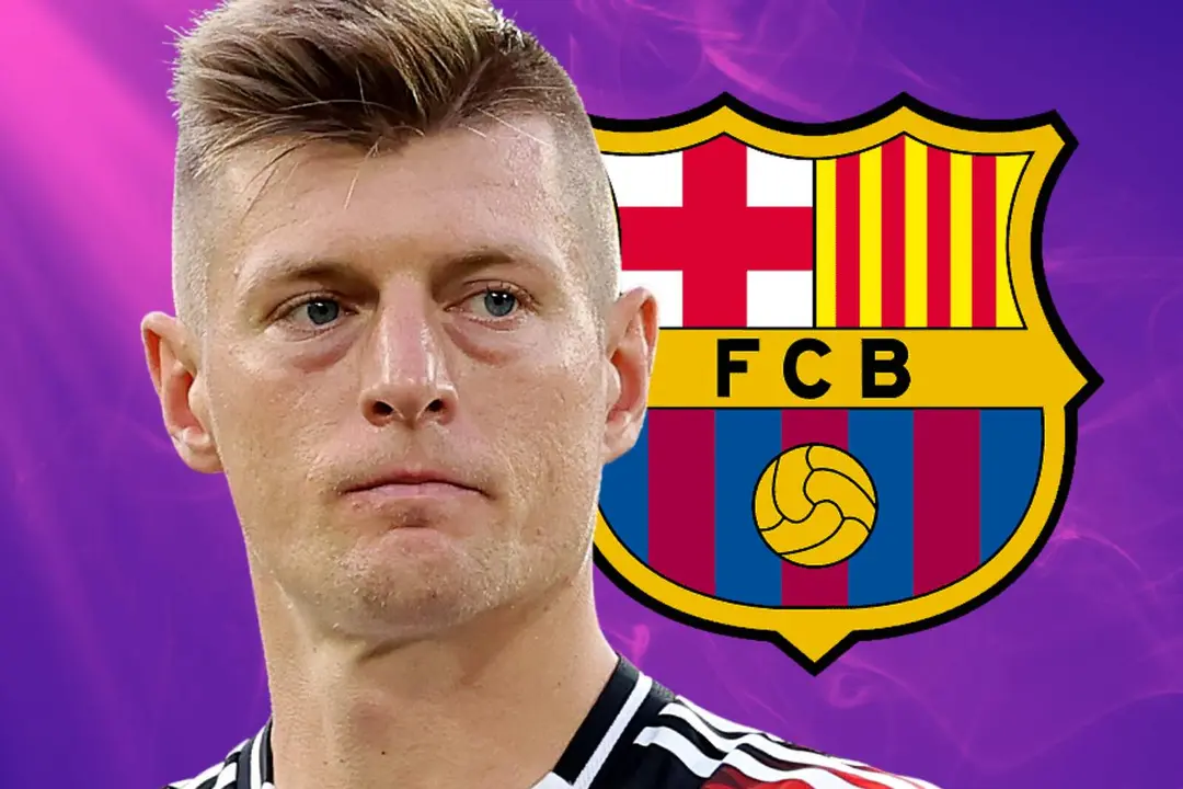 Toni Kroos junto al escudo del FC Barcelona.