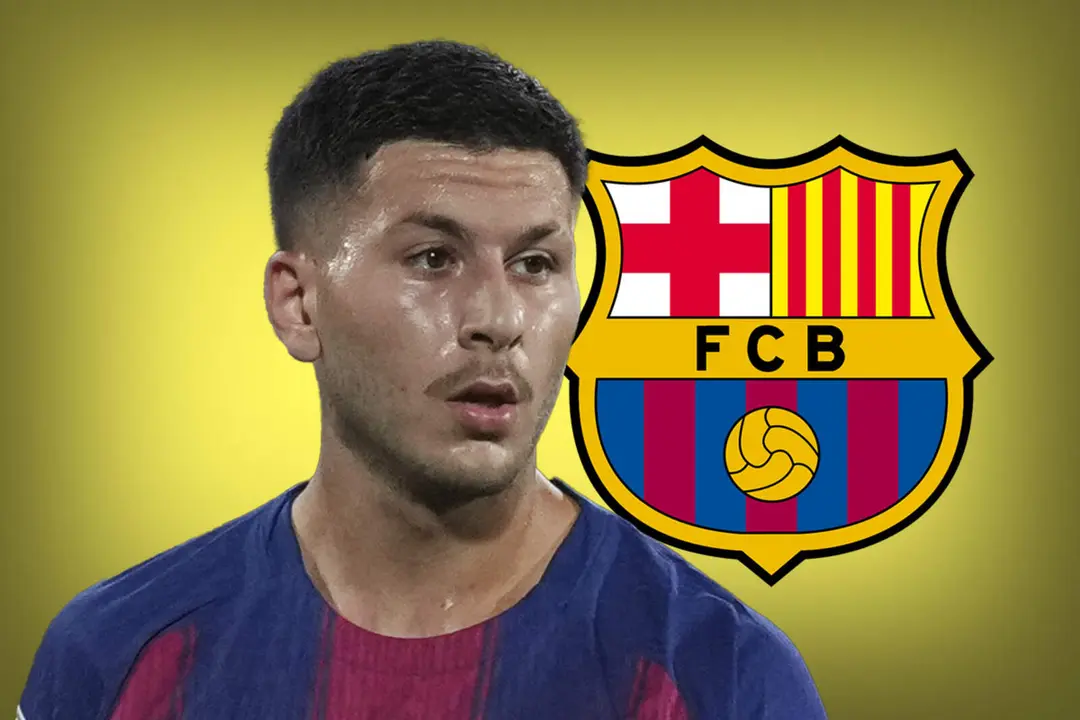 Roony Bardghji frente al escudo del FC Barcelona
