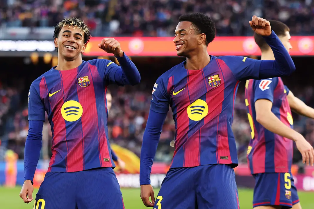 Lamine Yamal celebra un gol con Alejandro Balde.