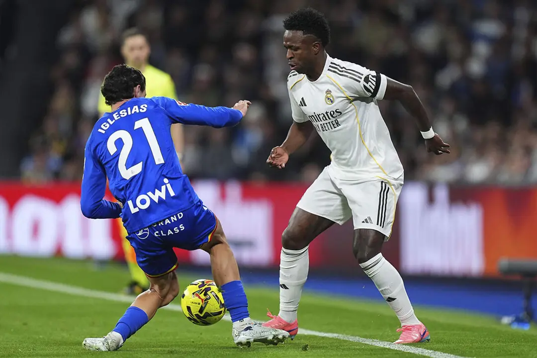 Vinicius encarando a Iglesias, del Getafe
