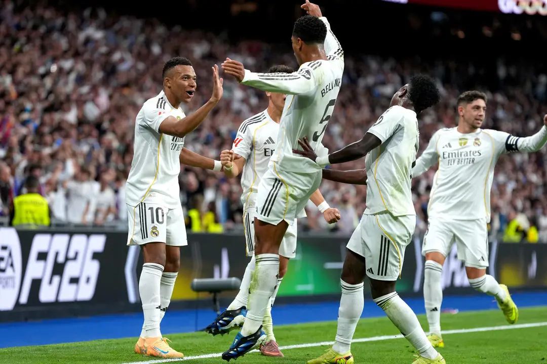 Los jugadores del Real Madrid celebran un gol.