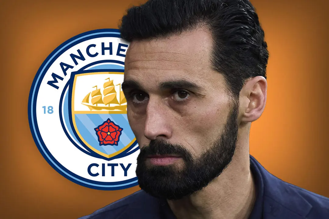 Arbeloa junto al escudo del Manchester City