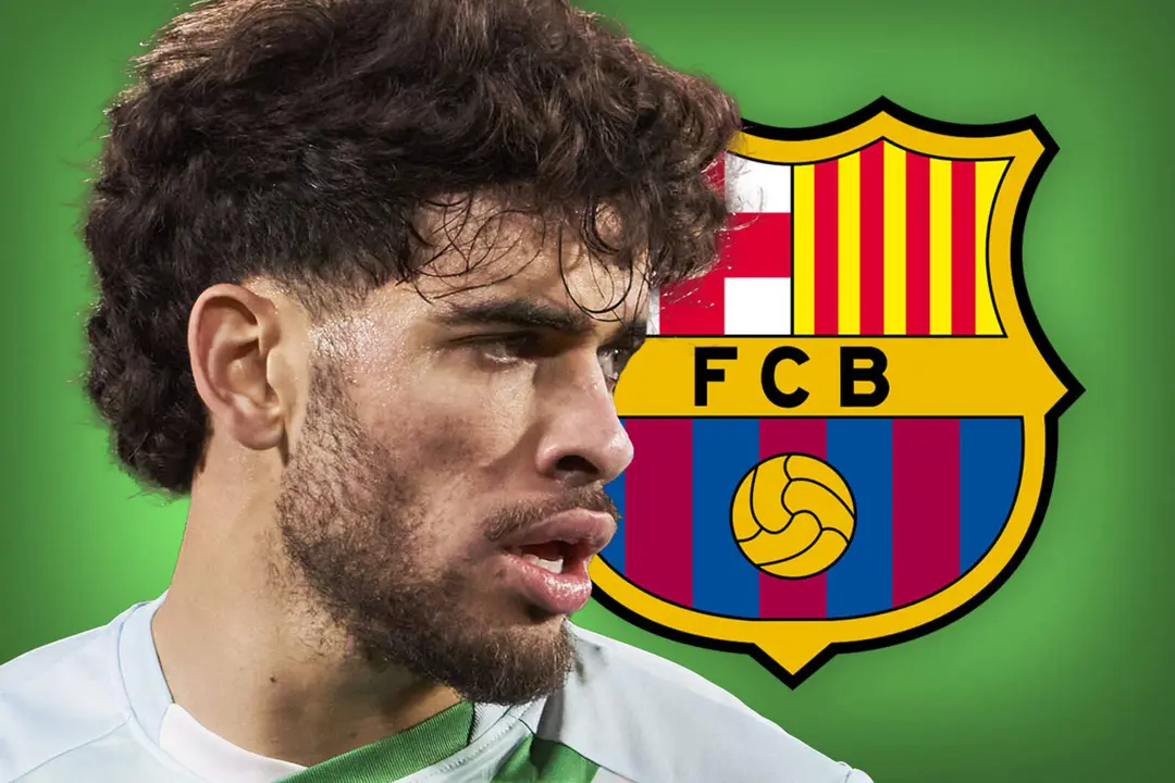 Abde junto al escudo del FC Barcelona