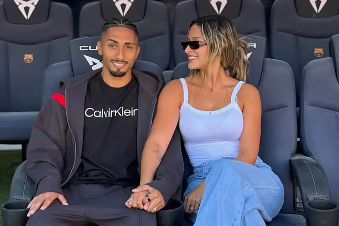 Raphinha junto a su esposa Natalia Rodrigues