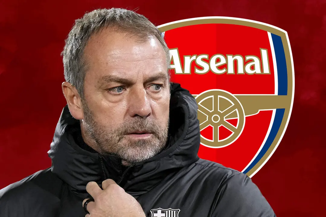 Hansi Flick y el escudo del Arsenal