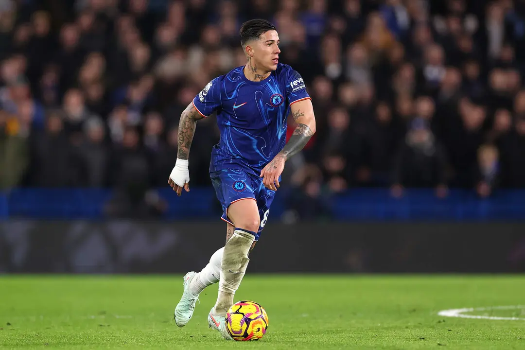 Enzo Fern&aacute;ndez durante un partido con el Chelsea | Foto: Getty Images