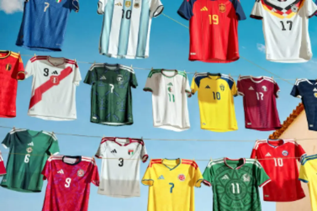 El costo de las equipaciones oficiales en los estadios o tiendas de grandes marcas suele ser excesivamente alto