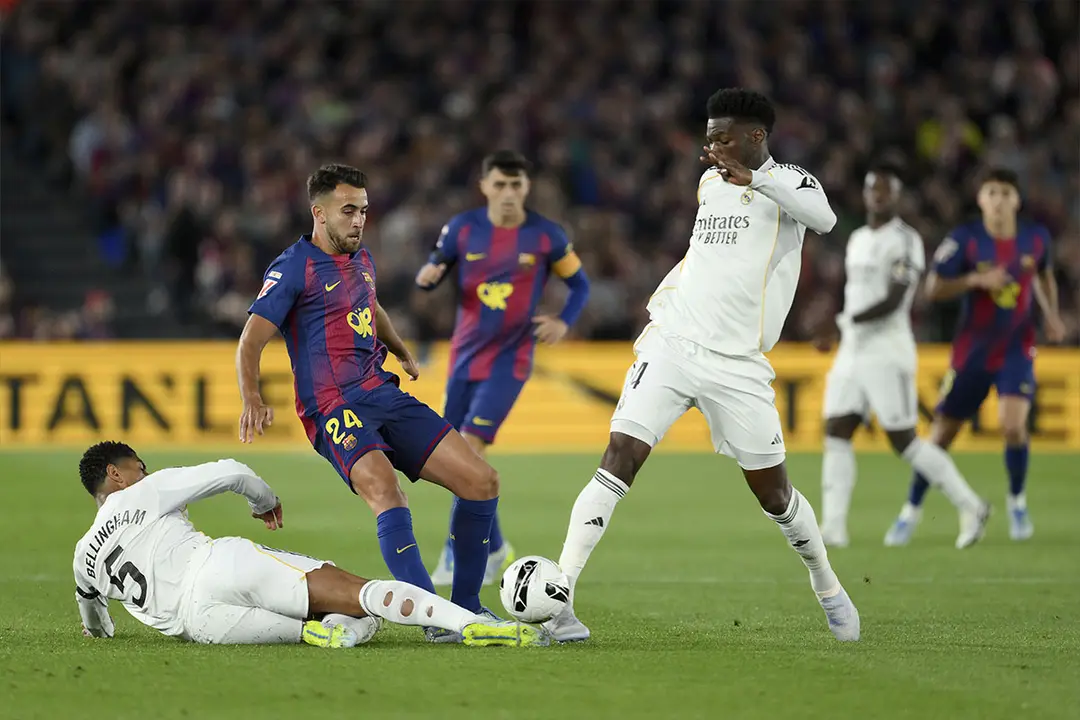 Bellingham, Eric Garc&iacute;a y Tchouam&eacute;ni, luchando una pelota | David Ramos (Getty Images)