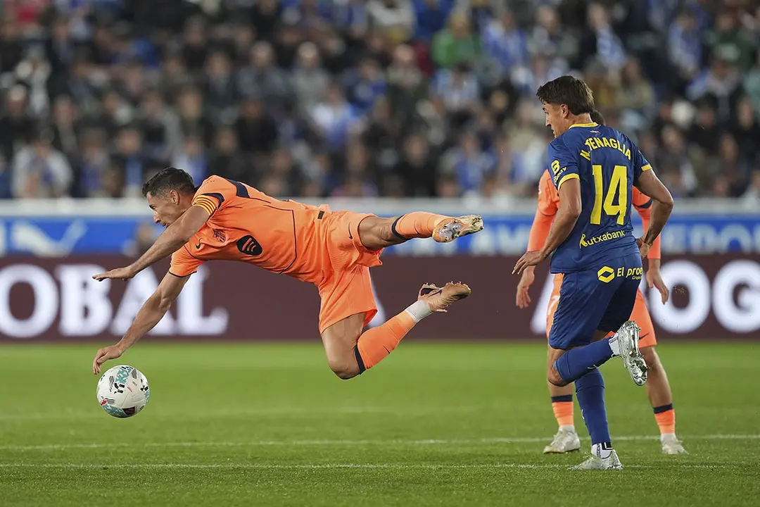 Lewandowski, en una acci&oacute;n del Alav&eacute;s 1-0 Bar&ccedil;a | Juan Manuel Serrano Arce (Getty Images)