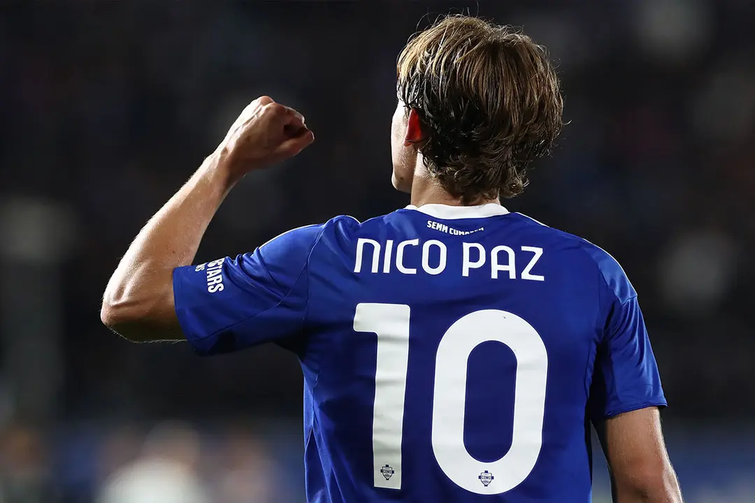 Nico Paz, de espaldas, celebrando un gol del Como | Getty Images