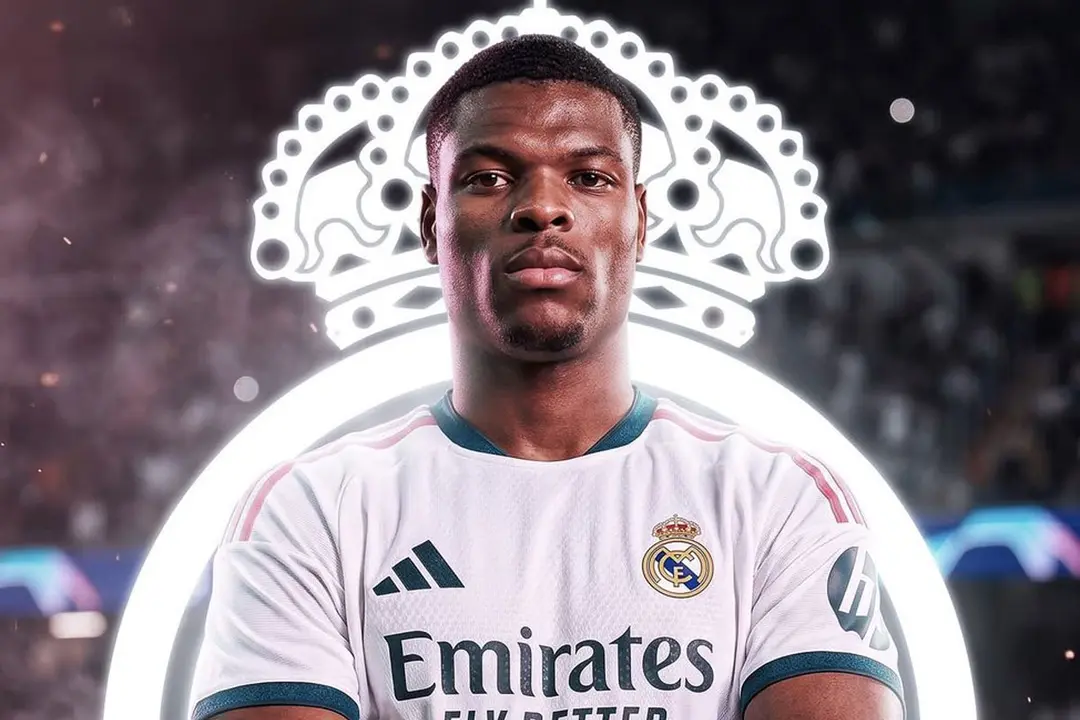 Denzel Dumfries, vestido con la camiseta del Real Madrid | Foto: @MadridXtra
