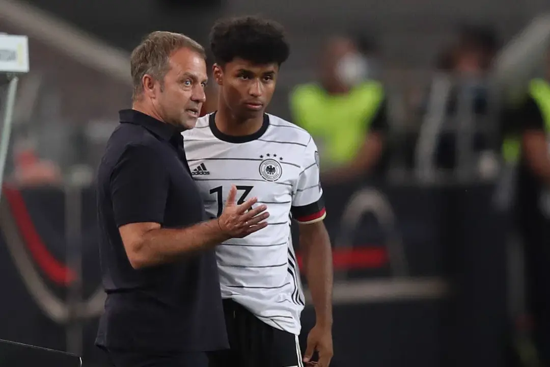 Hansi Flick con Adeyemi en Alemania | Foto: Getty Images