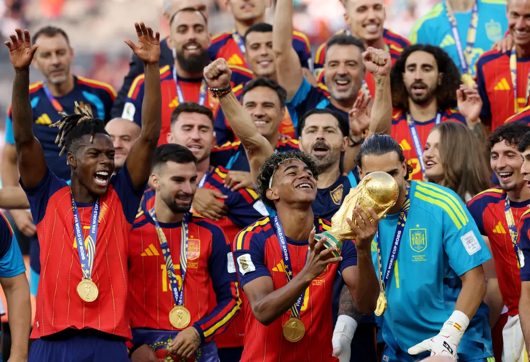 Lamine Yamal levantando la Copa del Mundo | Foto: Getty Images
