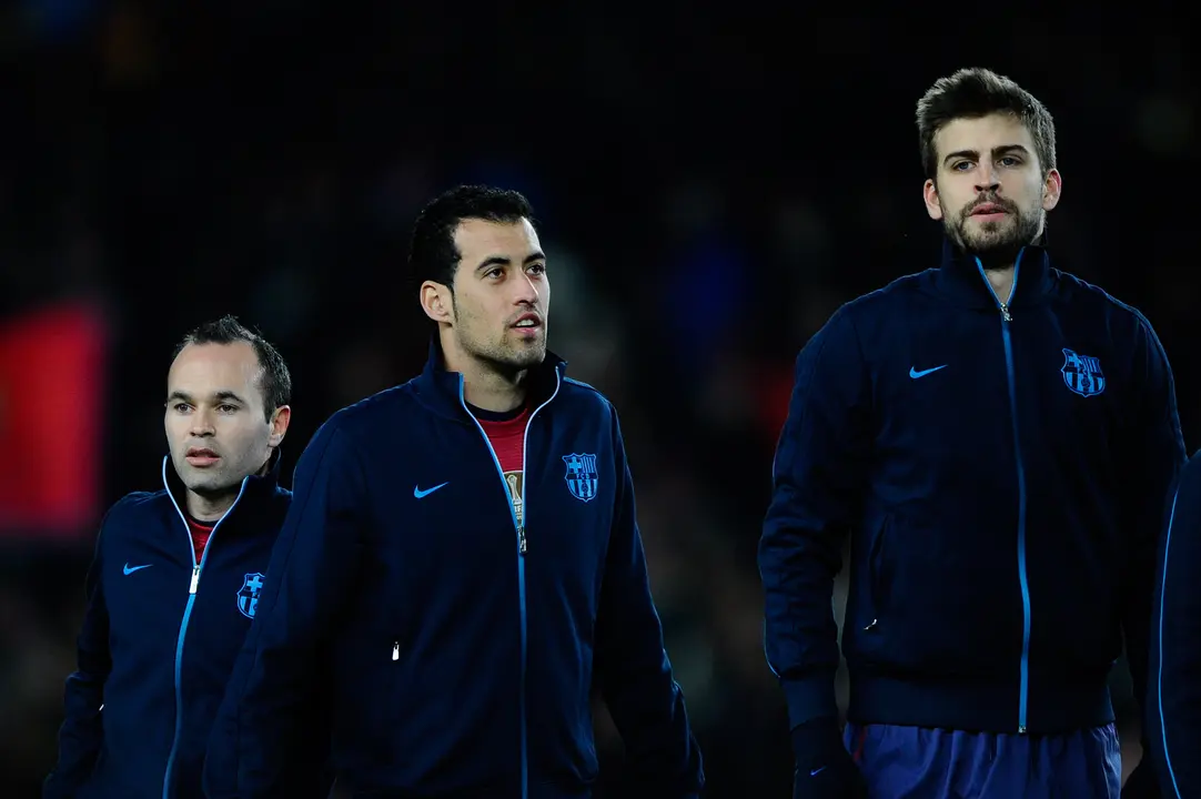 Andr&eacute;s Iniesta, Sergio Busquets y Gerard Piqu&eacute; antes de un partido con el FC Barcelona | Foto: David Ramos (Getty Images)