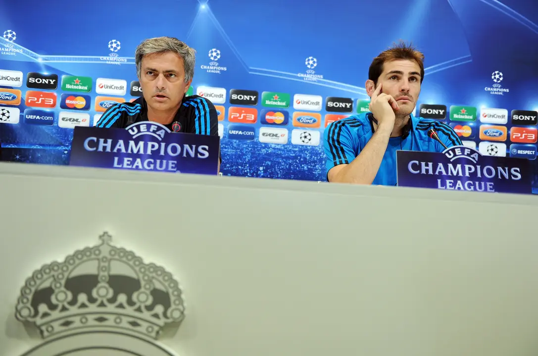 Mourinho junto a Iker Casillas en una conferencia de prensa. Fuente: Getty Images.