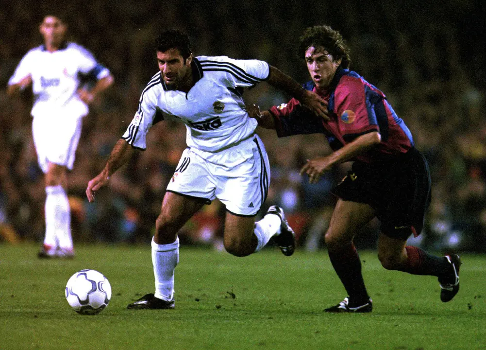La noche que Figo pis&oacute; el Camp Nou como jugador del Real Madrid. Fuente: Getty Images.