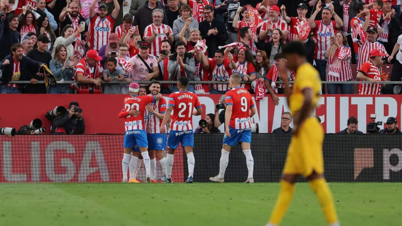 El Girona celebrando mientras llora el Barcelona