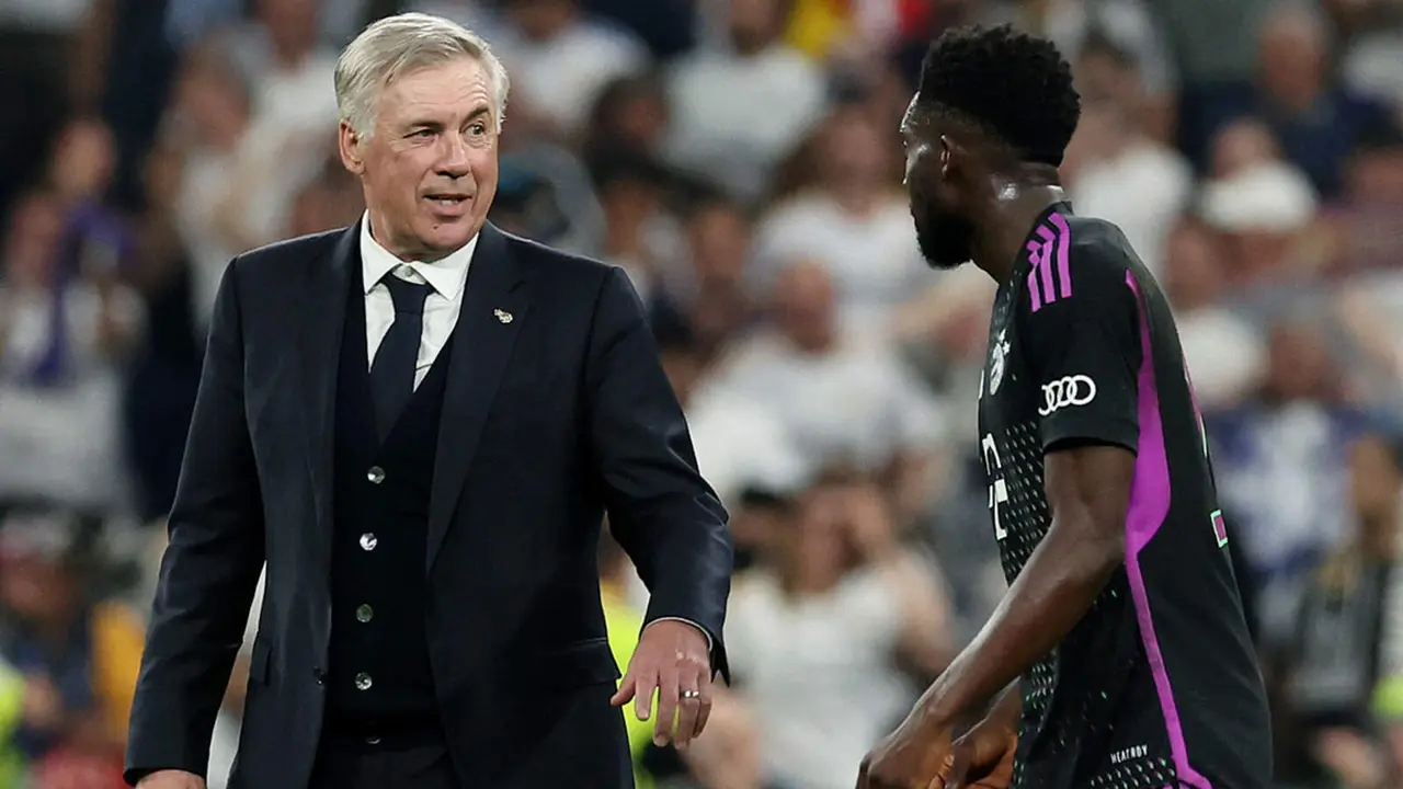 Davies hablando con Ancelotti durante el Madrid-Bayern