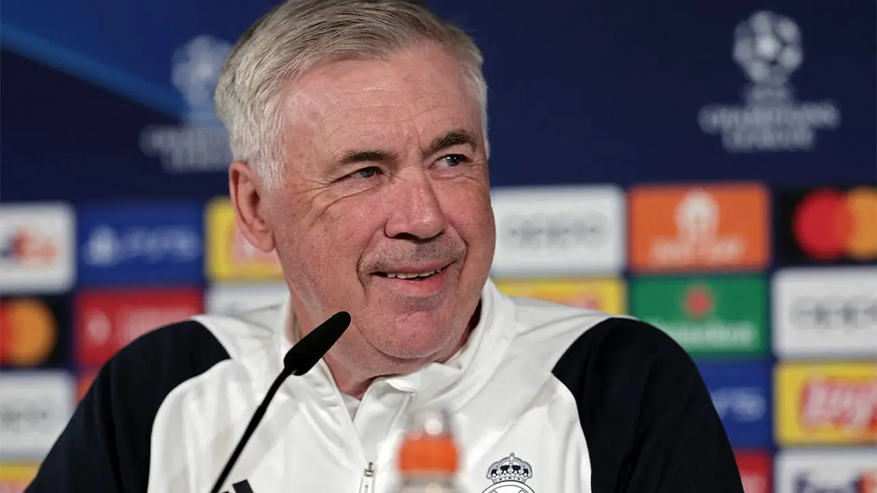 Ancelotti hablando durante la rueda de prensa previa al Dortmund-Madrid