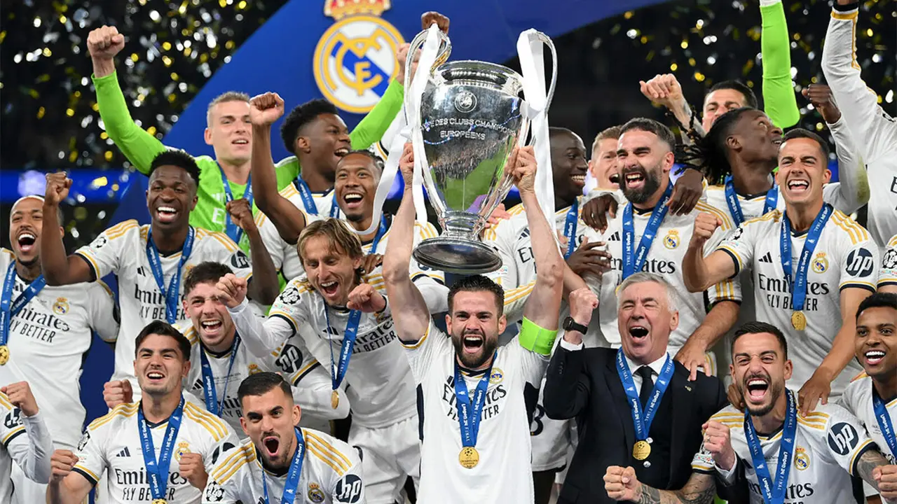 Nacho levantando la Decimoquinta Champions del Real Madrid
