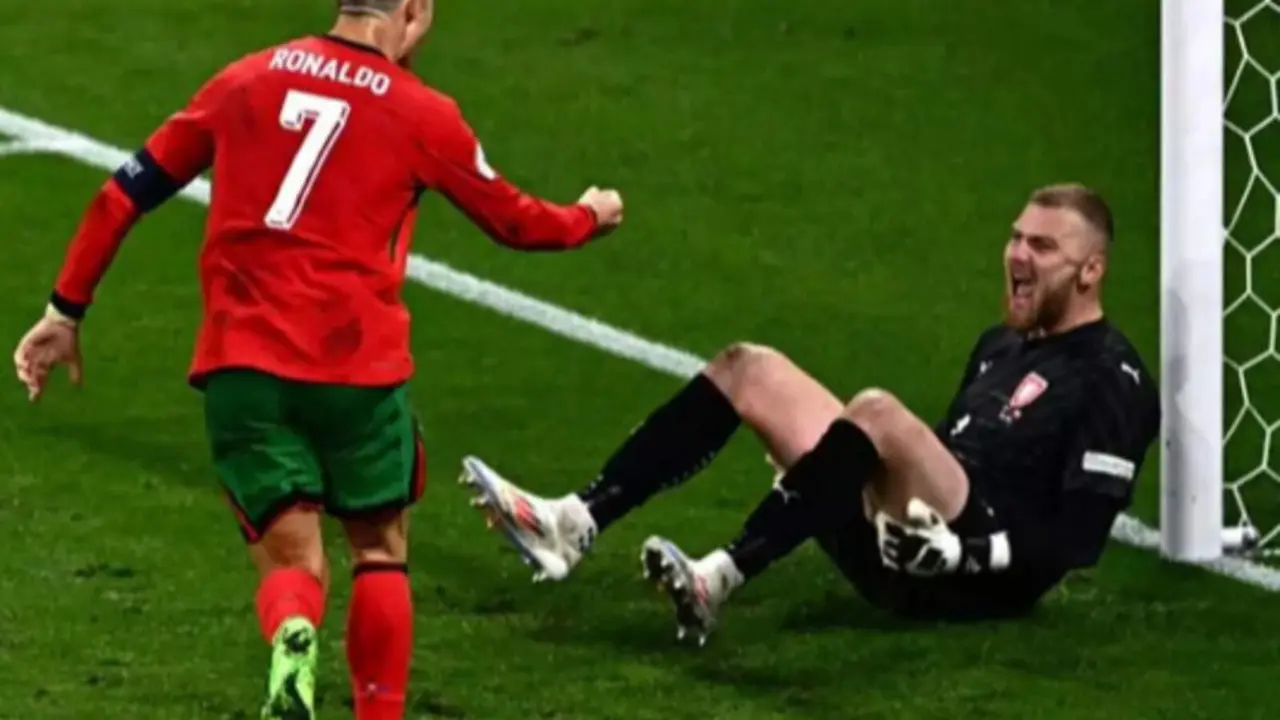 El feo detalle de Cristiano Ronaldo con el portero checo. No madura.
