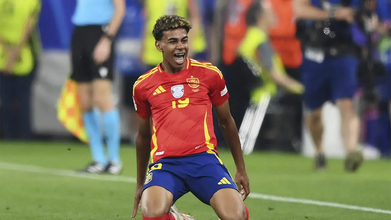 Lamine Yamal celebrando el 1-1 a Francia