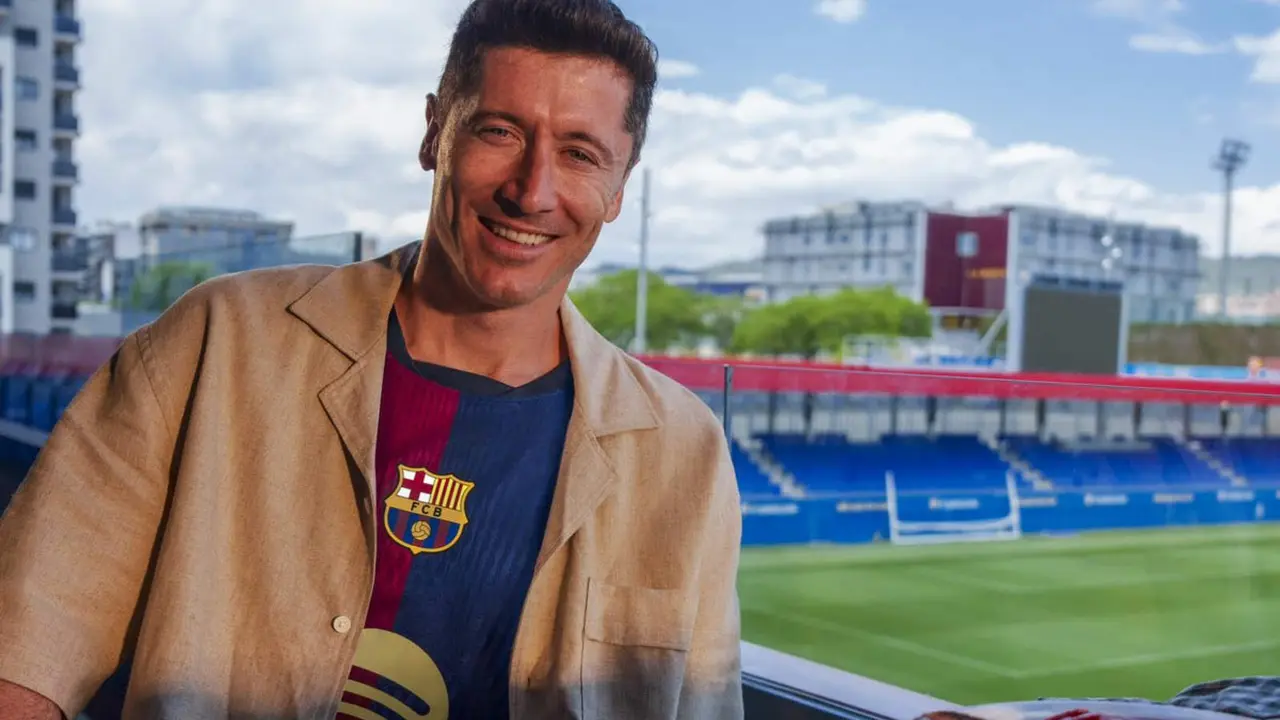 Robert Lewandowski con la nueva camiseta del Barcelona