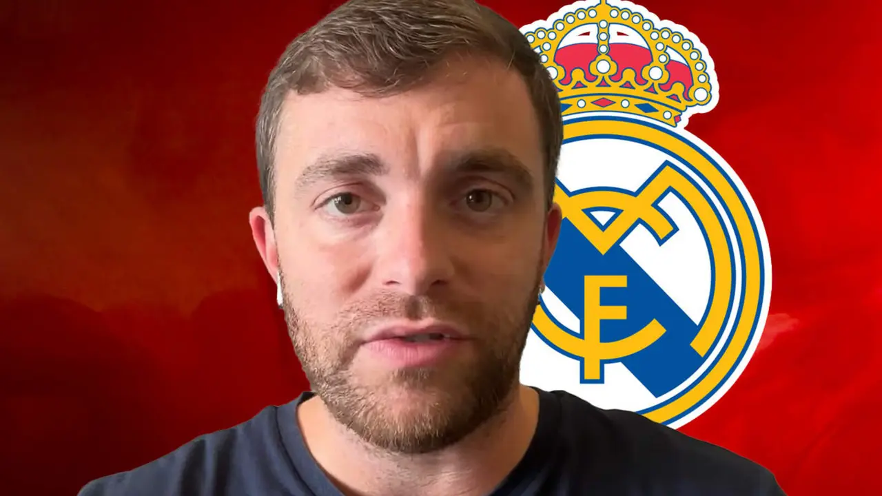 Fabrizio Romano con el escudo del Real Madrid