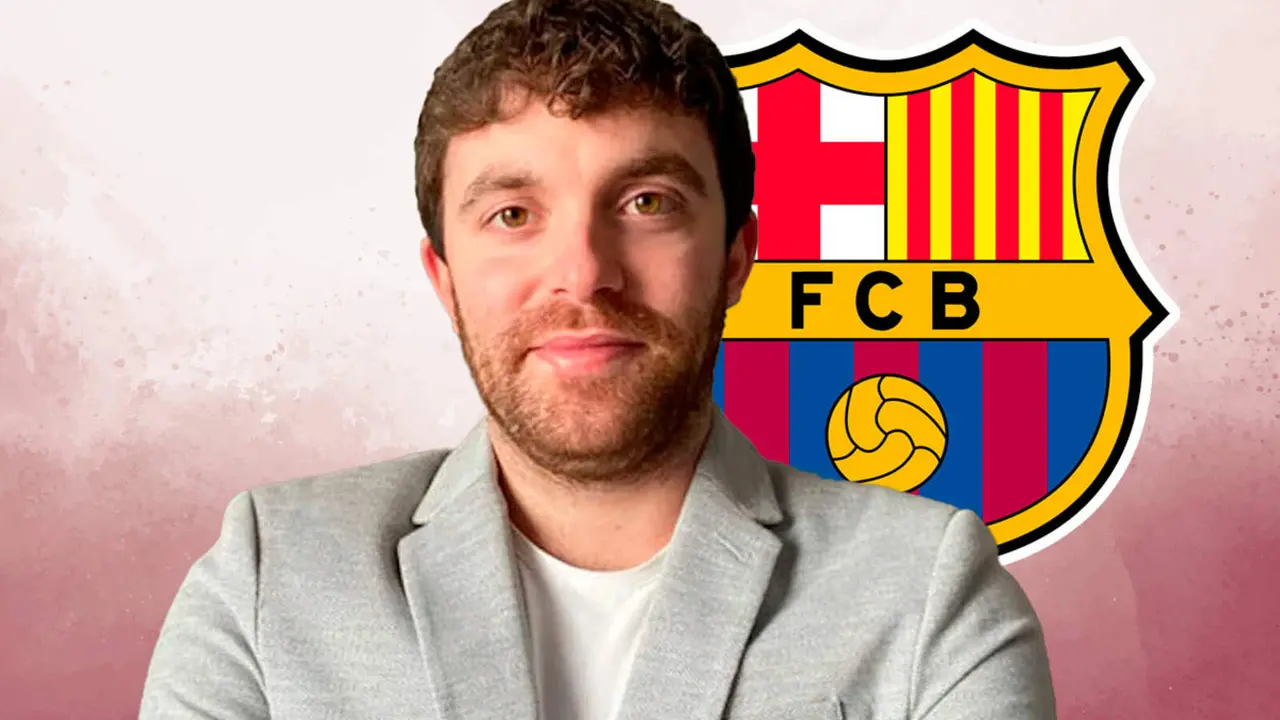 Fabrizio Romano con el escudo del FC Barcelona