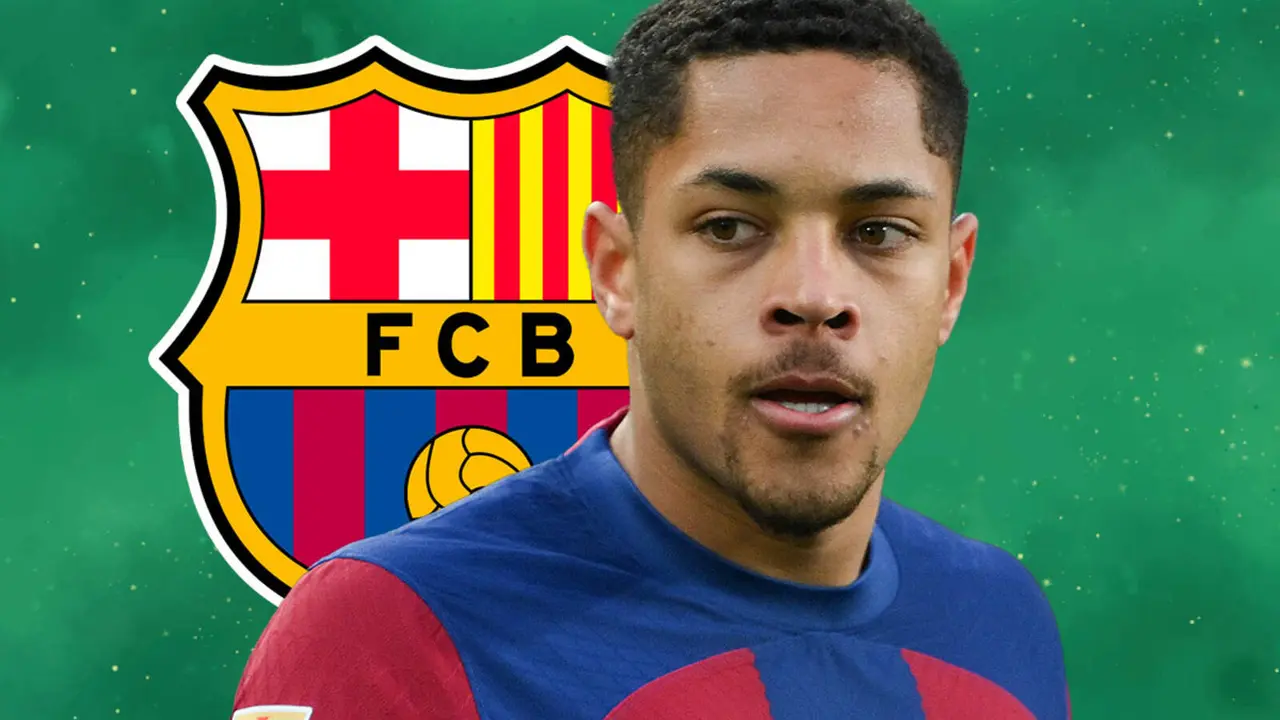 Vitor Roque con el escudo del FC Barcelona