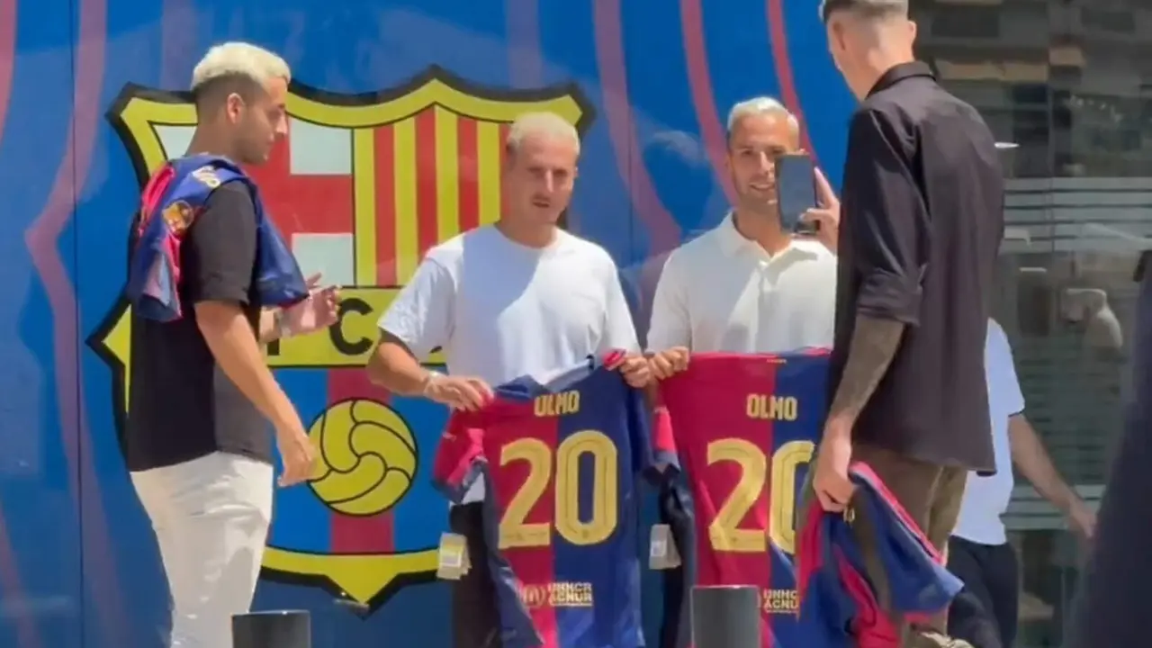 Amigos de Dani Olmo posando con su camiseta y el 20