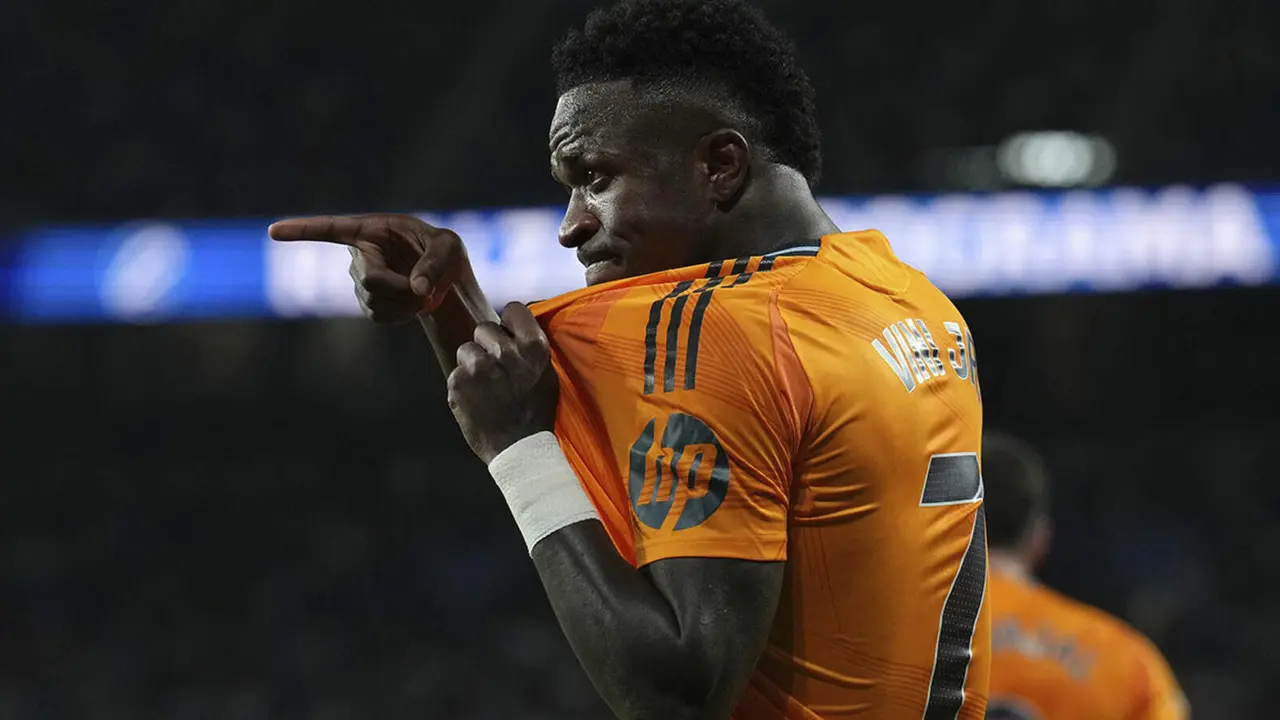 Vinicius agarrando el escudo del Real Madrid