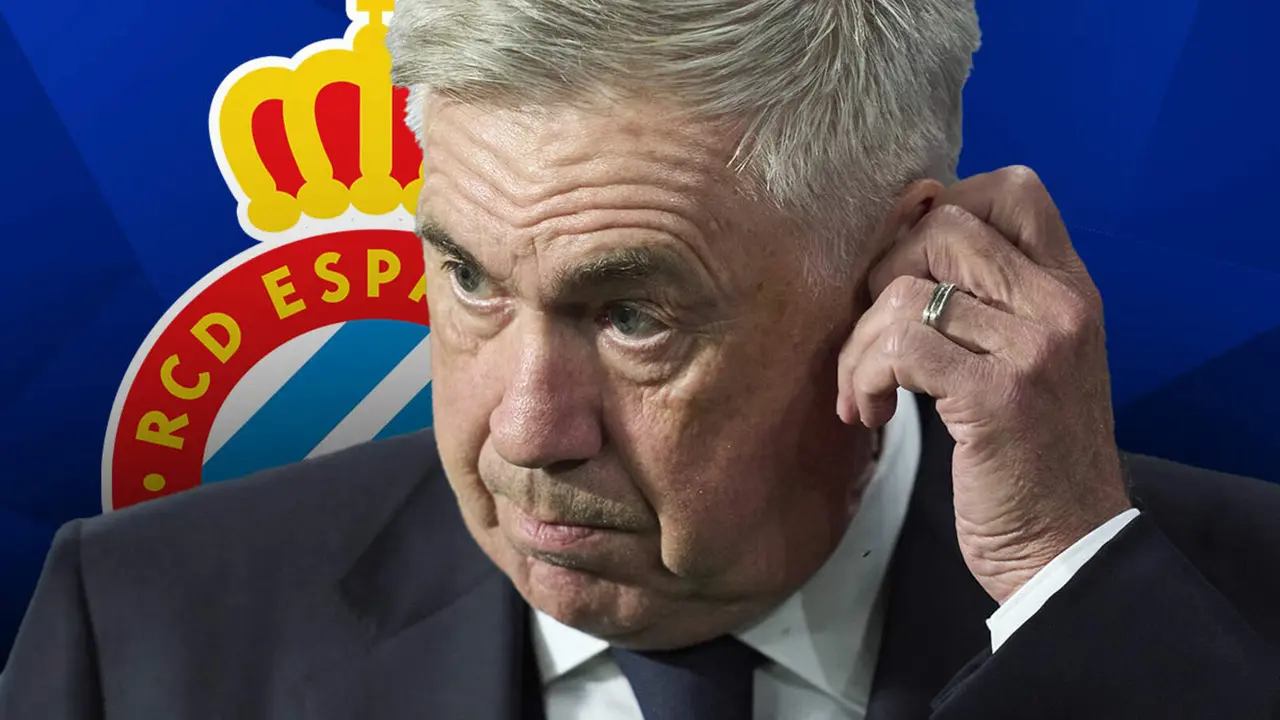 Carlo Ancelotti con el escudo del Espanyol