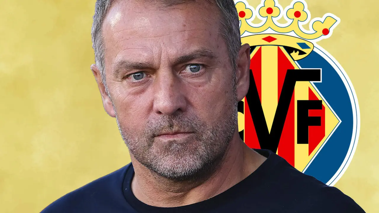 Hansi Flick frente al escudo del Villarreal