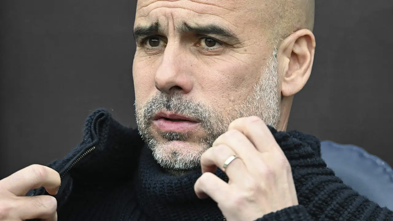 Pep Guardiola, pensativo