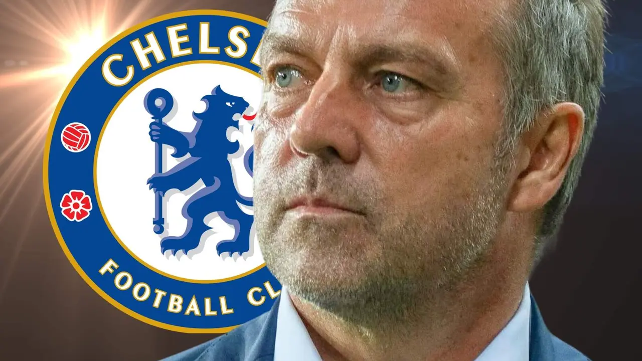 Hansi Flick observa un escudo del Chelsea