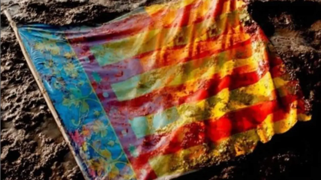 La desgarradora imagen mostrada por Ferran Torres: La bandera de Valencia hundida en el barro