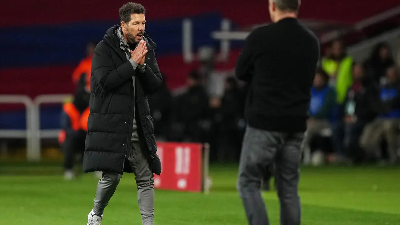 Hansi Flick y Simeone tuvieron un cambio de impresiones al final del partido
