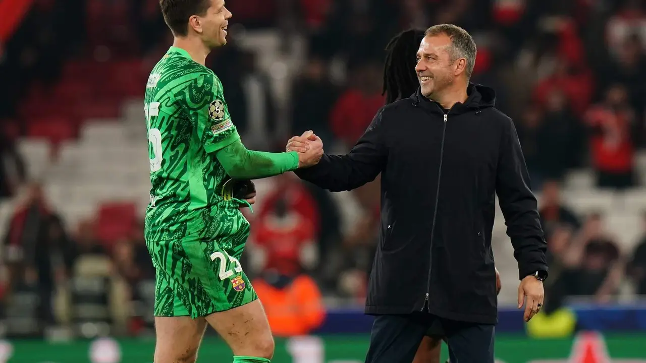 Szczesny saluda a Flick tras un partido
