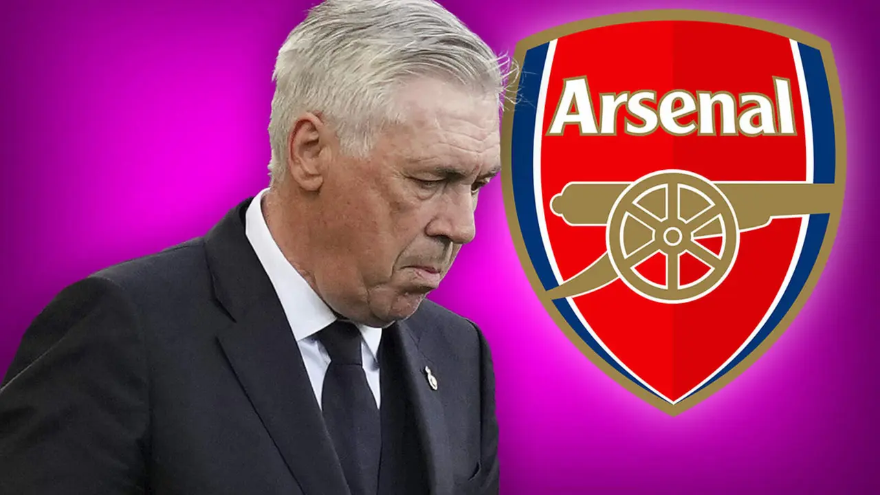 Carlo Ancelotti cabizbajo, con el escudo del Arsenal