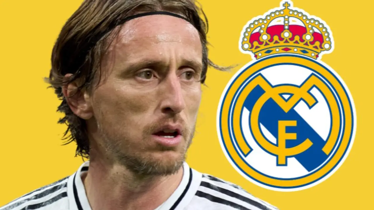 Luka Modric, junto al escudo del Real Madrid