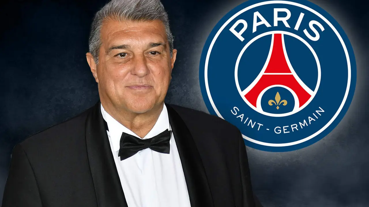 Joan Laporta, junto al escudo del PSG