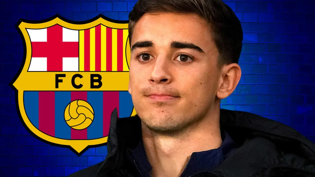 Gavi, junto al escudo del FC Barcelona