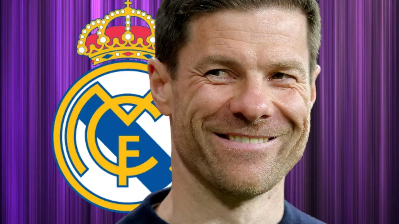 Xabi Alonso, junto al escudo del Real Madrid